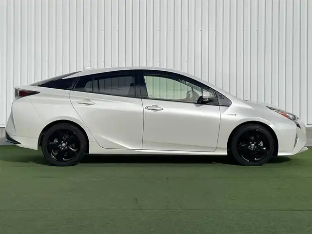 トヨタ プリウス S ツーリングセレクション 香川県 2016(平28)年 6.6万km ホワイトパールクリスタルシャイン 登録時走行距離：65500km/純正7インチナビ/→フルセグTV/→ＣＤ／ＤＶＤ/→Bluetooth/バックカメラ/レザーシート/シートヒーター/革巻きステアリング/ステアリングリモコン/レーダークルーズコントロール/レーンキープアシスト/LEDヘッドライト/オートハイビーム/オートライト/前方ドライブレコーダー/ETC/純正17インチアルミホイール/電動格納ウィンカーミラー/PWオールオート/スマートキー/プッシュスタート