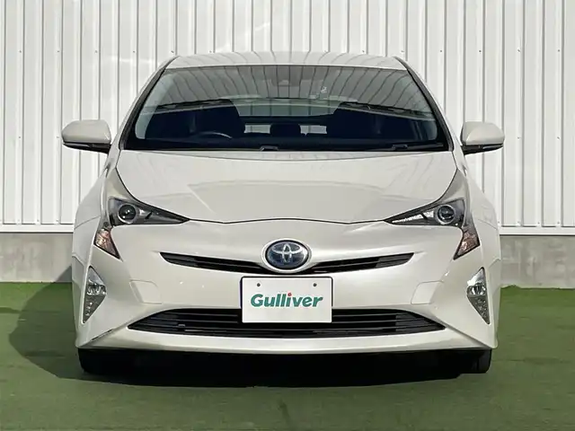 トヨタ プリウス S ツーリングセレクション 香川県 2016(平28)年 6.6万km ホワイトパールクリスタルシャイン 登録時走行距離：65500km/純正7インチナビ/→フルセグTV/→ＣＤ／ＤＶＤ/→Bluetooth/バックカメラ/レザーシート/シートヒーター/革巻きステアリング/ステアリングリモコン/レーダークルーズコントロール/レーンキープアシスト/LEDヘッドライト/オートハイビーム/オートライト/前方ドライブレコーダー/ETC/純正17インチアルミホイール/電動格納ウィンカーミラー/PWオールオート/スマートキー/プッシュスタート