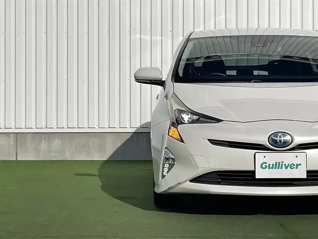 トヨタ プリウス S ツーリングセレクション 香川県 2016(平28)年 6.6万km ホワイトパールクリスタルシャイン 登録時走行距離：65500km/純正7インチナビ/→フルセグTV/→ＣＤ／ＤＶＤ/→Bluetooth/バックカメラ/レザーシート/シートヒーター/革巻きステアリング/ステアリングリモコン/レーダークルーズコントロール/レーンキープアシスト/LEDヘッドライト/オートハイビーム/オートライト/前方ドライブレコーダー/ETC/純正17インチアルミホイール/電動格納ウィンカーミラー/PWオールオート/スマートキー/プッシュスタート