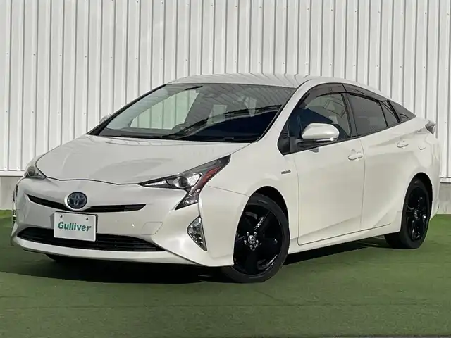 トヨタ プリウス S ツーリングセレクション 香川県 2016(平28)年 6.6万km ホワイトパールクリスタルシャイン 登録時走行距離：65500km/純正7インチナビ/→フルセグTV/→ＣＤ／ＤＶＤ/→Bluetooth/バックカメラ/レザーシート/シートヒーター/革巻きステアリング/ステアリングリモコン/レーダークルーズコントロール/レーンキープアシスト/LEDヘッドライト/オートハイビーム/オートライト/前方ドライブレコーダー/ETC/純正17インチアルミホイール/電動格納ウィンカーミラー/PWオールオート/スマートキー/プッシュスタート