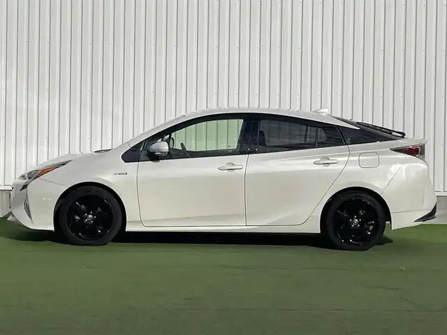 トヨタ プリウス S ツーリングセレクション 香川県 2016(平28)年 6.6万km ホワイトパールクリスタルシャイン 登録時走行距離：65500km/純正7インチナビ/→フルセグTV/→ＣＤ／ＤＶＤ/→Bluetooth/バックカメラ/レザーシート/シートヒーター/革巻きステアリング/ステアリングリモコン/レーダークルーズコントロール/レーンキープアシスト/LEDヘッドライト/オートハイビーム/オートライト/前方ドライブレコーダー/ETC/純正17インチアルミホイール/電動格納ウィンカーミラー/PWオールオート/スマートキー/プッシュスタート