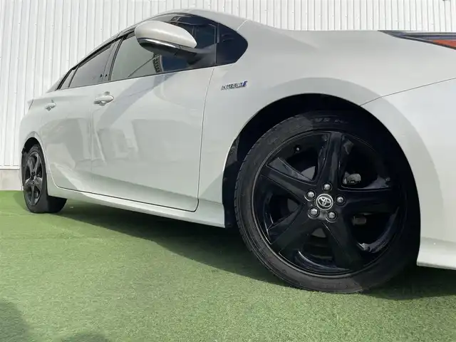 トヨタ プリウス S ツーリングセレクション 香川県 2016(平28)年 6.6万km ホワイトパールクリスタルシャイン 登録時走行距離：65500km/純正7インチナビ/→フルセグTV/→ＣＤ／ＤＶＤ/→Bluetooth/バックカメラ/レザーシート/シートヒーター/革巻きステアリング/ステアリングリモコン/レーダークルーズコントロール/レーンキープアシスト/LEDヘッドライト/オートハイビーム/オートライト/前方ドライブレコーダー/ETC/純正17インチアルミホイール/電動格納ウィンカーミラー/PWオールオート/スマートキー/プッシュスタート