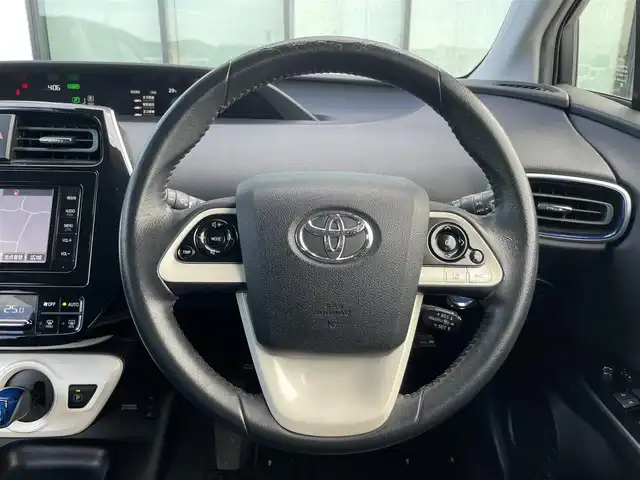 トヨタ プリウス S ツーリングセレクション 香川県 2016(平28)年 6.6万km ホワイトパールクリスタルシャイン 登録時走行距離：65500km/純正7インチナビ/→フルセグTV/→ＣＤ／ＤＶＤ/→Bluetooth/バックカメラ/レザーシート/シートヒーター/革巻きステアリング/ステアリングリモコン/レーダークルーズコントロール/レーンキープアシスト/LEDヘッドライト/オートハイビーム/オートライト/前方ドライブレコーダー/ETC/純正17インチアルミホイール/電動格納ウィンカーミラー/PWオールオート/スマートキー/プッシュスタート
