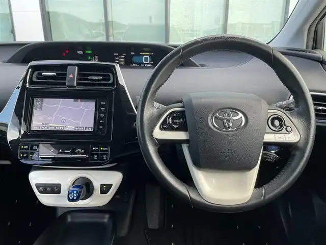 トヨタ プリウス S ツーリングセレクション 香川県 2016(平28)年 6.6万km ホワイトパールクリスタルシャイン 登録時走行距離：65500km/純正7インチナビ/→フルセグTV/→ＣＤ／ＤＶＤ/→Bluetooth/バックカメラ/レザーシート/シートヒーター/革巻きステアリング/ステアリングリモコン/レーダークルーズコントロール/レーンキープアシスト/LEDヘッドライト/オートハイビーム/オートライト/前方ドライブレコーダー/ETC/純正17インチアルミホイール/電動格納ウィンカーミラー/PWオールオート/スマートキー/プッシュスタート