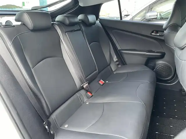 トヨタ プリウス S ツーリングセレクション 香川県 2016(平28)年 6.6万km ホワイトパールクリスタルシャイン 登録時走行距離：65500km/純正7インチナビ/→フルセグTV/→ＣＤ／ＤＶＤ/→Bluetooth/バックカメラ/レザーシート/シートヒーター/革巻きステアリング/ステアリングリモコン/レーダークルーズコントロール/レーンキープアシスト/LEDヘッドライト/オートハイビーム/オートライト/前方ドライブレコーダー/ETC/純正17インチアルミホイール/電動格納ウィンカーミラー/PWオールオート/スマートキー/プッシュスタート