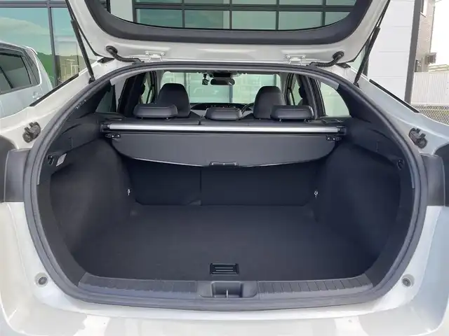 トヨタ プリウス S ツーリングセレクション 香川県 2016(平28)年 6.6万km ホワイトパールクリスタルシャイン 登録時走行距離：65500km/純正7インチナビ/→フルセグTV/→ＣＤ／ＤＶＤ/→Bluetooth/バックカメラ/レザーシート/シートヒーター/革巻きステアリング/ステアリングリモコン/レーダークルーズコントロール/レーンキープアシスト/LEDヘッドライト/オートハイビーム/オートライト/前方ドライブレコーダー/ETC/純正17インチアルミホイール/電動格納ウィンカーミラー/PWオールオート/スマートキー/プッシュスタート