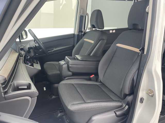 日産 セレナ ハイウェイスター V 沖縄県 2023(令5)年 1.3万km パールⅡ 純正ナビ/（フルセグTV Bluetooth USB HDMI　）/全方位カメラ/純正フリップダウンモニター/前後ドライブレコーダー/ETC/前後コーナーセンサー/プロパイロット/両側パワースライドドア/LEDヘッドライト/シートヒーター/純正フロアマット/スペアキー１本