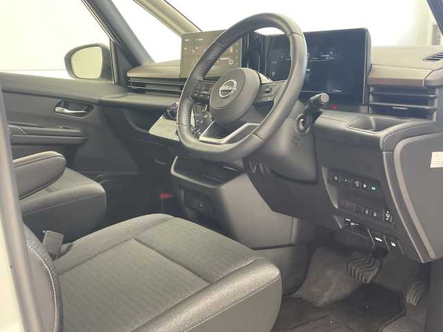 日産 セレナ ハイウェイスター V 沖縄県 2023(令5)年 1.3万km パールⅡ 純正ナビ/（フルセグTV Bluetooth USB HDMI　）/全方位カメラ/純正フリップダウンモニター/前後ドライブレコーダー/ETC/前後コーナーセンサー/プロパイロット/両側パワースライドドア/LEDヘッドライト/シートヒーター/純正フロアマット/スペアキー１本