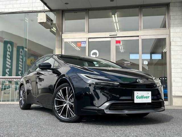 トヨタ プリウス Z 埼玉県 2023(令5)年 1.3万km アティチュードブラックマイカ 外部検査実施済み/ムーンルーフ/純正メモリナビ/ (フルセグTV/Bluetooth/USB/Miracast)/パノラミックビューモニター/ビルトインETC2.0/前後ドライブレコーダー/デジタルインナーミラー/レザーシート/D席パワーシート【メモリ機能あり】/前席シートヒーター/エアシート/パワーバックドア/ステアリングヒーター/TOYOTA Safety Sense/・レーダークルーズ コントロール/・プリクラッシュセーフティ/・レーントレーシングアシスト/・レーンディパーチャーアラート/・ロードサインアシスト/・先行車発進告知機能/・オートマチックハイビーム/ブラインドスポットモニター/プロアクティブドライビングアシスト/リアクロストラフィックアラート/リアカメラディクション/パーキングサポートブレーキ/安心降車アシスト/横滑り防止機能/スマートキー/純正19インチアルミホイール/置くだけ充電/100V電源/純正LEDヘッドライト/カーテンエアバック/スペアキー1本/保証書/取扱説明書