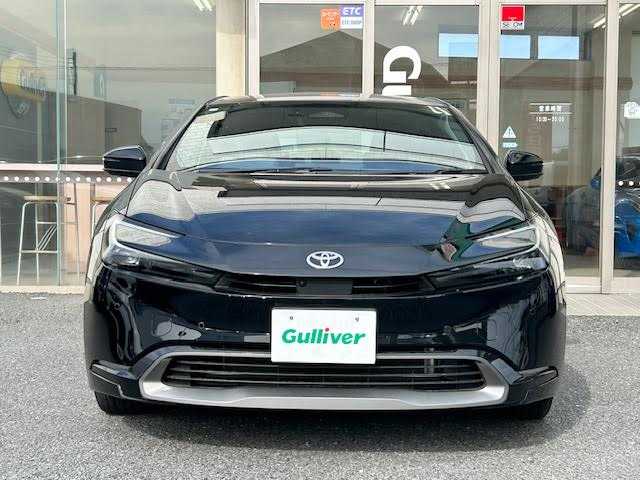 トヨタ プリウス Z 埼玉県 2023(令5)年 1.3万km アティチュードブラックマイカ 外部検査実施済み/ムーンルーフ/純正メモリナビ/ (フルセグTV/Bluetooth/USB/Miracast)/パノラミックビューモニター/ビルトインETC2.0/前後ドライブレコーダー/デジタルインナーミラー/レザーシート/D席パワーシート【メモリ機能あり】/前席シートヒーター/エアシート/パワーバックドア/ステアリングヒーター/TOYOTA Safety Sense/・レーダークルーズ コントロール/・プリクラッシュセーフティ/・レーントレーシングアシスト/・レーンディパーチャーアラート/・ロードサインアシスト/・先行車発進告知機能/・オートマチックハイビーム/ブラインドスポットモニター/プロアクティブドライビングアシスト/リアクロストラフィックアラート/リアカメラディクション/パーキングサポートブレーキ/安心降車アシスト/横滑り防止機能/スマートキー/純正19インチアルミホイール/置くだけ充電/100V電源/純正LEDヘッドライト/カーテンエアバック/スペアキー1本/保証書/取扱説明書