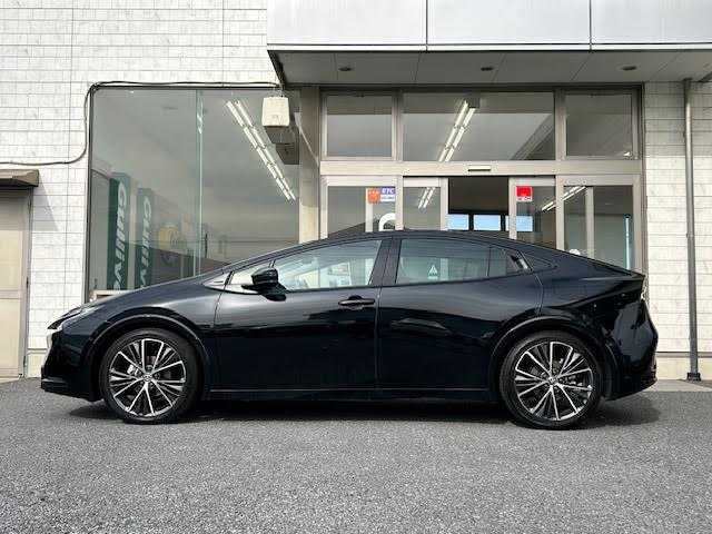 トヨタ プリウス Z 埼玉県 2023(令5)年 1.3万km アティチュードブラックマイカ 外部検査実施済み/ムーンルーフ/純正メモリナビ/ (フルセグTV/Bluetooth/USB/Miracast)/パノラミックビューモニター/ビルトインETC2.0/前後ドライブレコーダー/デジタルインナーミラー/レザーシート/D席パワーシート【メモリ機能あり】/前席シートヒーター/エアシート/パワーバックドア/ステアリングヒーター/TOYOTA Safety Sense/・レーダークルーズ コントロール/・プリクラッシュセーフティ/・レーントレーシングアシスト/・レーンディパーチャーアラート/・ロードサインアシスト/・先行車発進告知機能/・オートマチックハイビーム/ブラインドスポットモニター/プロアクティブドライビングアシスト/リアクロストラフィックアラート/リアカメラディクション/パーキングサポートブレーキ/安心降車アシスト/横滑り防止機能/スマートキー/純正19インチアルミホイール/置くだけ充電/100V電源/純正LEDヘッドライト/カーテンエアバック/スペアキー1本/保証書/取扱説明書