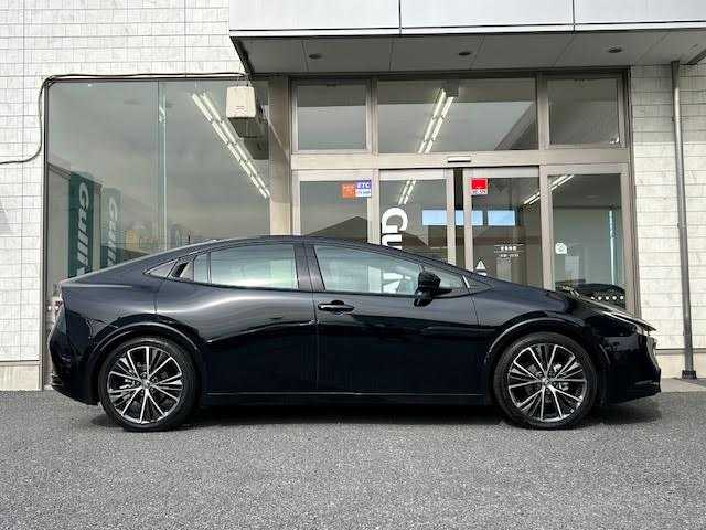 トヨタ プリウス Z 埼玉県 2023(令5)年 1.3万km アティチュードブラックマイカ 外部検査実施済み/ムーンルーフ/純正メモリナビ/ (フルセグTV/Bluetooth/USB/Miracast)/パノラミックビューモニター/ビルトインETC2.0/前後ドライブレコーダー/デジタルインナーミラー/レザーシート/D席パワーシート【メモリ機能あり】/前席シートヒーター/エアシート/パワーバックドア/ステアリングヒーター/TOYOTA Safety Sense/・レーダークルーズ コントロール/・プリクラッシュセーフティ/・レーントレーシングアシスト/・レーンディパーチャーアラート/・ロードサインアシスト/・先行車発進告知機能/・オートマチックハイビーム/ブラインドスポットモニター/プロアクティブドライビングアシスト/リアクロストラフィックアラート/リアカメラディクション/パーキングサポートブレーキ/安心降車アシスト/横滑り防止機能/スマートキー/純正19インチアルミホイール/置くだけ充電/100V電源/純正LEDヘッドライト/カーテンエアバック/スペアキー1本/保証書/取扱説明書