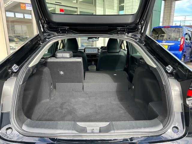 トヨタ プリウス Z 埼玉県 2023(令5)年 1.3万km アティチュードブラックマイカ 外部検査実施済み/ムーンルーフ/純正メモリナビ/ (フルセグTV/Bluetooth/USB/Miracast)/パノラミックビューモニター/ビルトインETC2.0/前後ドライブレコーダー/デジタルインナーミラー/レザーシート/D席パワーシート【メモリ機能あり】/前席シートヒーター/エアシート/パワーバックドア/ステアリングヒーター/TOYOTA Safety Sense/・レーダークルーズ コントロール/・プリクラッシュセーフティ/・レーントレーシングアシスト/・レーンディパーチャーアラート/・ロードサインアシスト/・先行車発進告知機能/・オートマチックハイビーム/ブラインドスポットモニター/プロアクティブドライビングアシスト/リアクロストラフィックアラート/リアカメラディクション/パーキングサポートブレーキ/安心降車アシスト/横滑り防止機能/スマートキー/純正19インチアルミホイール/置くだけ充電/100V電源/純正LEDヘッドライト/カーテンエアバック/スペアキー1本/保証書/取扱説明書