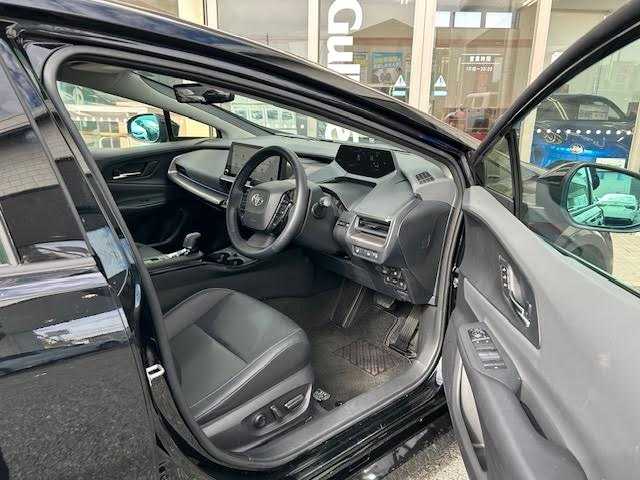 トヨタ プリウス Z 埼玉県 2023(令5)年 1.3万km アティチュードブラックマイカ 外部検査実施済み/ムーンルーフ/純正メモリナビ/ (フルセグTV/Bluetooth/USB/Miracast)/パノラミックビューモニター/ビルトインETC2.0/前後ドライブレコーダー/デジタルインナーミラー/レザーシート/D席パワーシート【メモリ機能あり】/前席シートヒーター/エアシート/パワーバックドア/ステアリングヒーター/TOYOTA Safety Sense/・レーダークルーズ コントロール/・プリクラッシュセーフティ/・レーントレーシングアシスト/・レーンディパーチャーアラート/・ロードサインアシスト/・先行車発進告知機能/・オートマチックハイビーム/ブラインドスポットモニター/プロアクティブドライビングアシスト/リアクロストラフィックアラート/リアカメラディクション/パーキングサポートブレーキ/安心降車アシスト/横滑り防止機能/スマートキー/純正19インチアルミホイール/置くだけ充電/100V電源/純正LEDヘッドライト/カーテンエアバック/スペアキー1本/保証書/取扱説明書