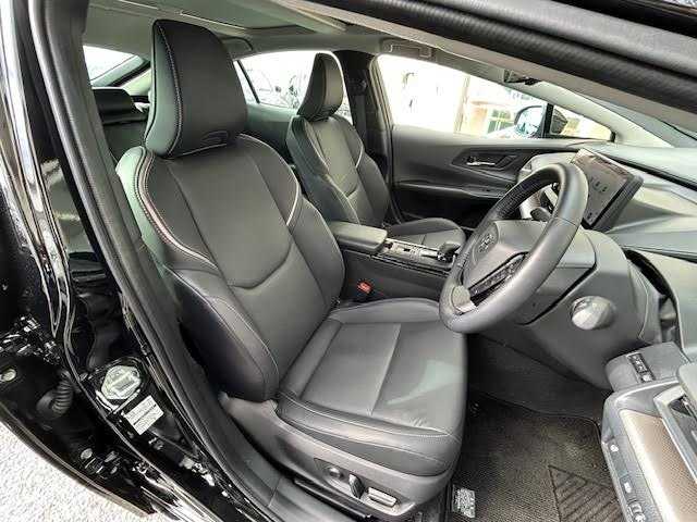 トヨタ プリウス Z 埼玉県 2023(令5)年 1.3万km アティチュードブラックマイカ 外部検査実施済み/ムーンルーフ/純正メモリナビ/ (フルセグTV/Bluetooth/USB/Miracast)/パノラミックビューモニター/ビルトインETC2.0/前後ドライブレコーダー/デジタルインナーミラー/レザーシート/D席パワーシート【メモリ機能あり】/前席シートヒーター/エアシート/パワーバックドア/ステアリングヒーター/TOYOTA Safety Sense/・レーダークルーズ コントロール/・プリクラッシュセーフティ/・レーントレーシングアシスト/・レーンディパーチャーアラート/・ロードサインアシスト/・先行車発進告知機能/・オートマチックハイビーム/ブラインドスポットモニター/プロアクティブドライビングアシスト/リアクロストラフィックアラート/リアカメラディクション/パーキングサポートブレーキ/安心降車アシスト/横滑り防止機能/スマートキー/純正19インチアルミホイール/置くだけ充電/100V電源/純正LEDヘッドライト/カーテンエアバック/スペアキー1本/保証書/取扱説明書