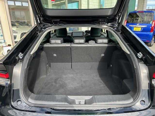 トヨタ プリウス Z 埼玉県 2023(令5)年 1.3万km アティチュードブラックマイカ 外部検査実施済み/ムーンルーフ/純正メモリナビ/ (フルセグTV/Bluetooth/USB/Miracast)/パノラミックビューモニター/ビルトインETC2.0/前後ドライブレコーダー/デジタルインナーミラー/レザーシート/D席パワーシート【メモリ機能あり】/前席シートヒーター/エアシート/パワーバックドア/ステアリングヒーター/TOYOTA Safety Sense/・レーダークルーズ コントロール/・プリクラッシュセーフティ/・レーントレーシングアシスト/・レーンディパーチャーアラート/・ロードサインアシスト/・先行車発進告知機能/・オートマチックハイビーム/ブラインドスポットモニター/プロアクティブドライビングアシスト/リアクロストラフィックアラート/リアカメラディクション/パーキングサポートブレーキ/安心降車アシスト/横滑り防止機能/スマートキー/純正19インチアルミホイール/置くだけ充電/100V電源/純正LEDヘッドライト/カーテンエアバック/スペアキー1本/保証書/取扱説明書