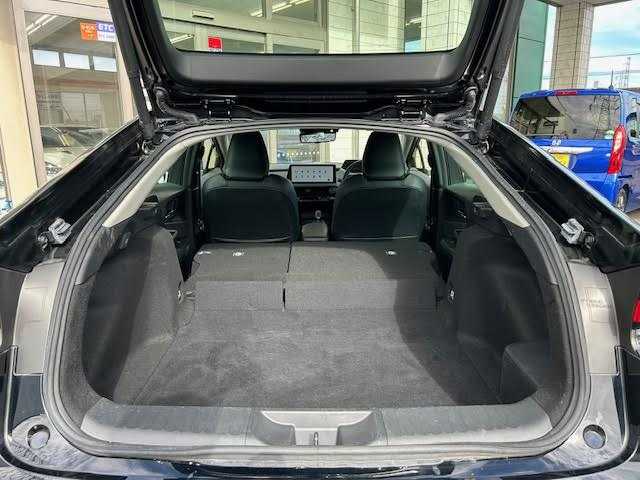 トヨタ プリウス Z 埼玉県 2023(令5)年 1.3万km アティチュードブラックマイカ 外部検査実施済み/ムーンルーフ/純正メモリナビ/ (フルセグTV/Bluetooth/USB/Miracast)/パノラミックビューモニター/ビルトインETC2.0/前後ドライブレコーダー/デジタルインナーミラー/レザーシート/D席パワーシート【メモリ機能あり】/前席シートヒーター/エアシート/パワーバックドア/ステアリングヒーター/TOYOTA Safety Sense/・レーダークルーズ コントロール/・プリクラッシュセーフティ/・レーントレーシングアシスト/・レーンディパーチャーアラート/・ロードサインアシスト/・先行車発進告知機能/・オートマチックハイビーム/ブラインドスポットモニター/プロアクティブドライビングアシスト/リアクロストラフィックアラート/リアカメラディクション/パーキングサポートブレーキ/安心降車アシスト/横滑り防止機能/スマートキー/純正19インチアルミホイール/置くだけ充電/100V電源/純正LEDヘッドライト/カーテンエアバック/スペアキー1本/保証書/取扱説明書