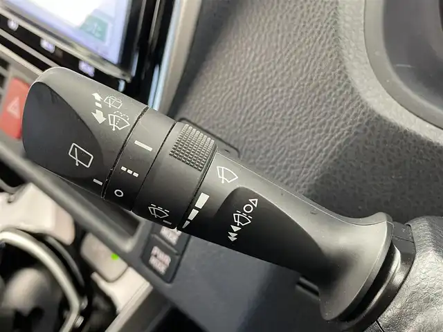 トヨタ エスクァイア ハイブリッド Gi 大分県 2019(令1)年 5.3万km ブラック トヨタセーフティーセンスC/・プリクラッシュセーフティー/・レーンディパーチャーアラート/・オートハイビーム/・インテリジェントクリアランスソナー/純正ナビ/（フルセグ/CD/DVD/Bluetooth）/バックカメラ/フリップダウンモニター/シートヒーター/両側パワースライドドア/前後ドライブレコーダ/ステアリングスイッチ/オートリトラミラー/純正アルミホイール/スマートキープッシュスタート