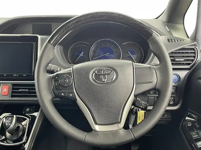 トヨタ エスクァイア ハイブリッド Gi 大分県 2019(令1)年 5.3万km ブラック トヨタセーフティーセンスC/・プリクラッシュセーフティー/・レーンディパーチャーアラート/・オートハイビーム/・インテリジェントクリアランスソナー/純正ナビ/（フルセグ/CD/DVD/Bluetooth）/バックカメラ/フリップダウンモニター/シートヒーター/両側パワースライドドア/前後ドライブレコーダ/ステアリングスイッチ/オートリトラミラー/純正アルミホイール/スマートキープッシュスタート