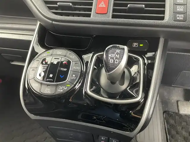 トヨタ エスクァイア ハイブリッド Gi 大分県 2019(令1)年 5.3万km ブラック トヨタセーフティーセンスC/・プリクラッシュセーフティー/・レーンディパーチャーアラート/・オートハイビーム/・インテリジェントクリアランスソナー/純正ナビ/（フルセグ/CD/DVD/Bluetooth）/バックカメラ/フリップダウンモニター/シートヒーター/両側パワースライドドア/前後ドライブレコーダ/ステアリングスイッチ/オートリトラミラー/純正アルミホイール/スマートキープッシュスタート