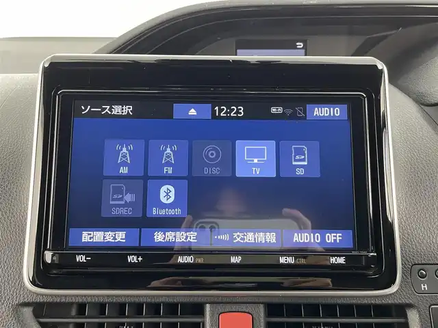 トヨタ エスクァイア ハイブリッド Gi 大分県 2019(令1)年 5.3万km ブラック トヨタセーフティーセンスC/・プリクラッシュセーフティー/・レーンディパーチャーアラート/・オートハイビーム/・インテリジェントクリアランスソナー/純正ナビ/（フルセグ/CD/DVD/Bluetooth）/バックカメラ/フリップダウンモニター/シートヒーター/両側パワースライドドア/前後ドライブレコーダ/ステアリングスイッチ/オートリトラミラー/純正アルミホイール/スマートキープッシュスタート