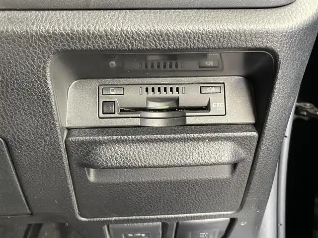 トヨタ エスクァイア ハイブリッド Gi 大分県 2019(令1)年 5.3万km ブラック トヨタセーフティーセンスC/・プリクラッシュセーフティー/・レーンディパーチャーアラート/・オートハイビーム/・インテリジェントクリアランスソナー/純正ナビ/（フルセグ/CD/DVD/Bluetooth）/バックカメラ/フリップダウンモニター/シートヒーター/両側パワースライドドア/前後ドライブレコーダ/ステアリングスイッチ/オートリトラミラー/純正アルミホイール/スマートキープッシュスタート