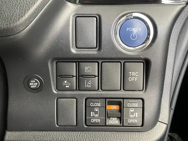 トヨタ エスクァイア ハイブリッド Gi 大分県 2019(令1)年 5.3万km ブラック トヨタセーフティーセンスC/・プリクラッシュセーフティー/・レーンディパーチャーアラート/・オートハイビーム/・インテリジェントクリアランスソナー/純正ナビ/（フルセグ/CD/DVD/Bluetooth）/バックカメラ/フリップダウンモニター/シートヒーター/両側パワースライドドア/前後ドライブレコーダ/ステアリングスイッチ/オートリトラミラー/純正アルミホイール/スマートキープッシュスタート