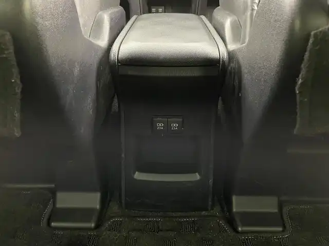 トヨタ エスクァイア ハイブリッド Gi 大分県 2019(令1)年 5.3万km ブラック トヨタセーフティーセンスC/・プリクラッシュセーフティー/・レーンディパーチャーアラート/・オートハイビーム/・インテリジェントクリアランスソナー/純正ナビ/（フルセグ/CD/DVD/Bluetooth）/バックカメラ/フリップダウンモニター/シートヒーター/両側パワースライドドア/前後ドライブレコーダ/ステアリングスイッチ/オートリトラミラー/純正アルミホイール/スマートキープッシュスタート