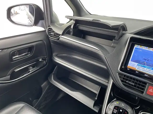 トヨタ エスクァイア ハイブリッド Gi 大分県 2019(令1)年 5.3万km ブラック トヨタセーフティーセンスC/・プリクラッシュセーフティー/・レーンディパーチャーアラート/・オートハイビーム/・インテリジェントクリアランスソナー/純正ナビ/（フルセグ/CD/DVD/Bluetooth）/バックカメラ/フリップダウンモニター/シートヒーター/両側パワースライドドア/前後ドライブレコーダ/ステアリングスイッチ/オートリトラミラー/純正アルミホイール/スマートキープッシュスタート