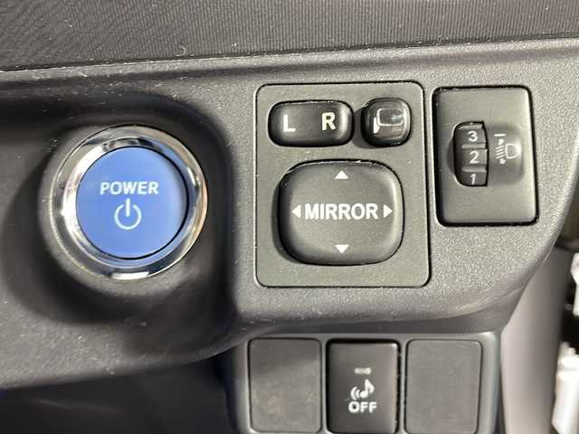 トヨタ アクア G 沖縄県 2012(平24)年 11.7万km シルバーマイカM 禁煙車　/ナビ（ＣＤ／ＴＶ／Ｂｌｕｅｔｏｏｔｈ／ＡＭ／ＦＭ）　/前後方向ドライブレコーダー　/バックカメラ　/ＥＴＣ　/ＵＳＢ充電　/ドアバイザー　/電動格納ミラー　/プッシュスタート　/エアバック　/純正１５インチＡＷ