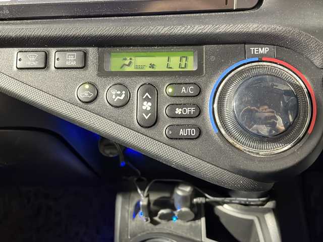 トヨタ アクア G 沖縄県 2012(平24)年 11.7万km シルバーマイカM 禁煙車　/ナビ（ＣＤ／ＴＶ／Ｂｌｕｅｔｏｏｔｈ／ＡＭ／ＦＭ）　/前後方向ドライブレコーダー　/バックカメラ　/ＥＴＣ　/ＵＳＢ充電　/ドアバイザー　/電動格納ミラー　/プッシュスタート　/エアバック　/純正１５インチＡＷ