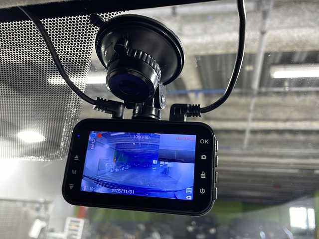 トヨタ アクア G 沖縄県 2012(平24)年 11.7万km シルバーマイカM 禁煙車　/ナビ（ＣＤ／ＴＶ／Ｂｌｕｅｔｏｏｔｈ／ＡＭ／ＦＭ）　/前後方向ドライブレコーダー　/バックカメラ　/ＥＴＣ　/ＵＳＢ充電　/ドアバイザー　/電動格納ミラー　/プッシュスタート　/エアバック　/純正１５インチＡＷ