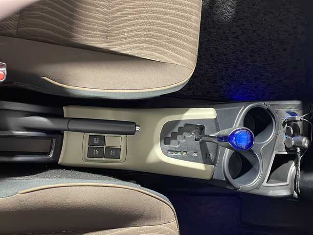 トヨタ アクア G 沖縄県 2012(平24)年 11.7万km シルバーマイカM 禁煙車　/ナビ（ＣＤ／ＴＶ／Ｂｌｕｅｔｏｏｔｈ／ＡＭ／ＦＭ）　/前後方向ドライブレコーダー　/バックカメラ　/ＥＴＣ　/ＵＳＢ充電　/ドアバイザー　/電動格納ミラー　/プッシュスタート　/エアバック　/純正１５インチＡＷ