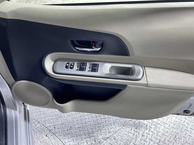 トヨタ アクア G 沖縄県 2012(平24)年 11.7万km シルバーマイカM 禁煙車　/ナビ（ＣＤ／ＴＶ／Ｂｌｕｅｔｏｏｔｈ／ＡＭ／ＦＭ）　/前後方向ドライブレコーダー　/バックカメラ　/ＥＴＣ　/ＵＳＢ充電　/ドアバイザー　/電動格納ミラー　/プッシュスタート　/エアバック　/純正１５インチＡＷ