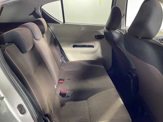 トヨタ アクア G 沖縄県 2012(平24)年 11.7万km シルバーマイカM 禁煙車　/ナビ（ＣＤ／ＴＶ／Ｂｌｕｅｔｏｏｔｈ／ＡＭ／ＦＭ）　/前後方向ドライブレコーダー　/バックカメラ　/ＥＴＣ　/ＵＳＢ充電　/ドアバイザー　/電動格納ミラー　/プッシュスタート　/エアバック　/純正１５インチＡＷ