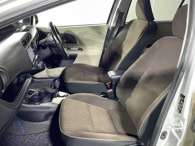 トヨタ アクア G 沖縄県 2012(平24)年 11.7万km シルバーマイカM 禁煙車　/ナビ（ＣＤ／ＴＶ／Ｂｌｕｅｔｏｏｔｈ／ＡＭ／ＦＭ）　/前後方向ドライブレコーダー　/バックカメラ　/ＥＴＣ　/ＵＳＢ充電　/ドアバイザー　/電動格納ミラー　/プッシュスタート　/エアバック　/純正１５インチＡＷ