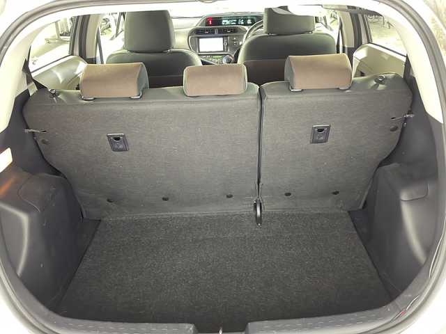 トヨタ アクア G 沖縄県 2012(平24)年 11.7万km シルバーマイカM 禁煙車　/ナビ（ＣＤ／ＴＶ／Ｂｌｕｅｔｏｏｔｈ／ＡＭ／ＦＭ）　/前後方向ドライブレコーダー　/バックカメラ　/ＥＴＣ　/ＵＳＢ充電　/ドアバイザー　/電動格納ミラー　/プッシュスタート　/エアバック　/純正１５インチＡＷ