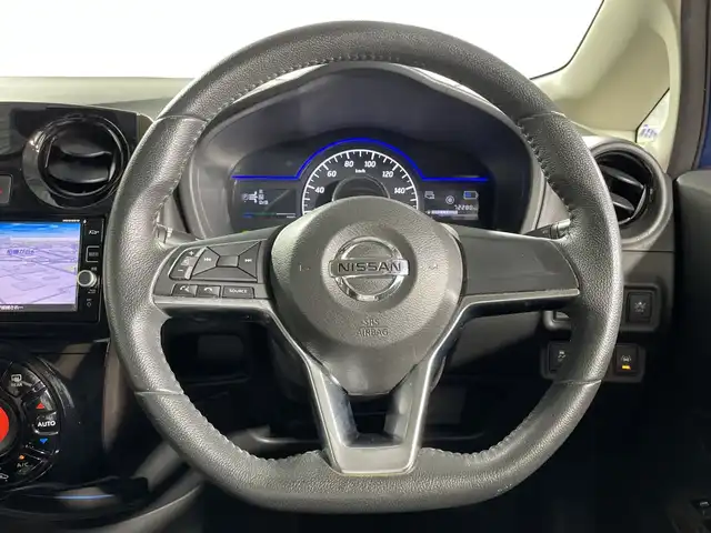 日産 ノート e－パワー メダリスト 神奈川県 2016(平28)年 7.3万km シャイニングブルー 純正７型SDナビゲーションMM316D-W【】/フルセグ　Bluetooth　SD　CD DVD　AUX/純正15インチアルミホイール【メーカーオプション】/LEDヘッドライト【メーカーオプション】/インテリジェントアラウンドビューモニター/インテリジェントルームミラー/インテリジェントエマージェンシーブレーキ/踏み間違い防止アシスト/フロント/バックソナー/ドアミラーヒーター/革巻きステアリング/ステアリングスイッチ/ETC/シートリフター/社外前方ドライブレコーダー/ブッシュスタート/インテリジェントキー/社外フロントバンパー/サイドスポイラー/オートライト/電格ウインカーミラー
