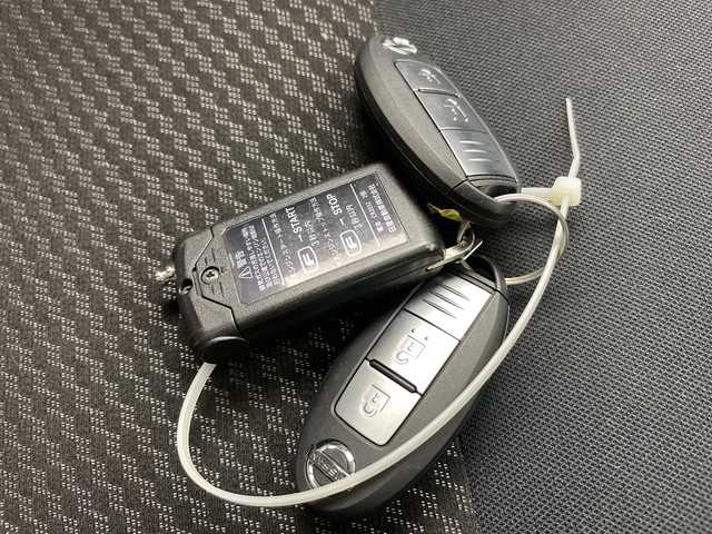 日産 ノート e－パワー X 富山県 2018(平30)年 4.9万km ガーネットレッド 社外ナビ【CN-RE03WD】/(AM/FM/CD/DVD/SD/BT)/フルセグTV/バックカメラ/衝突被害軽減ブレーキ/レーンキープアシスト/オートライト/横滑り防止装置/スマートキー×２/プッシュスタート/ETC/社外14インチAW/純正フロアマット/取扱説明書/保証書