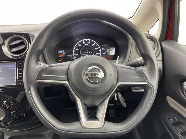 日産 ノート e－パワー X 富山県 2018(平30)年 4.9万km ガーネットレッド 社外ナビ【CN-RE03WD】/(AM/FM/CD/DVD/SD/BT)/フルセグTV/バックカメラ/衝突被害軽減ブレーキ/レーンキープアシスト/オートライト/横滑り防止装置/スマートキー×２/プッシュスタート/ETC/社外14インチAW/純正フロアマット/取扱説明書/保証書