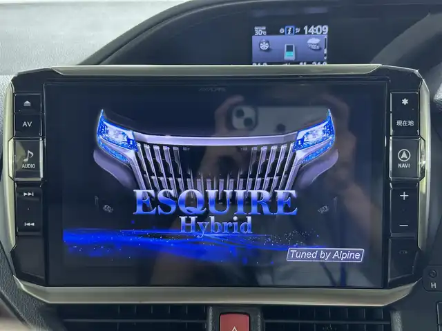 トヨタ エスクァイア ハイブリッド 佐賀県 2017(平29)年 7.8万km ホワイトパールクリスタルシャイン アルパイン製11インチナビ/フルセグテレビ/Bluetoothオーディオ接続/CD　DVD再生/アルパイン製後席モニター12，8インチ/モデリスタフルエアロ/ダブルゾーン/クルーズコントロール/トヨタセーフティーセンス/衝突軽減システム/両側パワースライドドア/ETC/前方ドライブレコーダー/レーンキープアシスト/横滑り防止装置/クリアランスソナー/ABS/オートライト/オートマチックハイビーム
