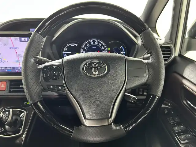 トヨタ エスクァイア ハイブリッド 佐賀県 2017(平29)年 7.8万km ホワイトパールクリスタルシャイン アルパイン製11インチナビ/フルセグテレビ/Bluetoothオーディオ接続/CD　DVD再生/アルパイン製後席モニター12，8インチ/モデリスタフルエアロ/ダブルゾーン/クルーズコントロール/トヨタセーフティーセンス/衝突軽減システム/両側パワースライドドア/ETC/前方ドライブレコーダー/レーンキープアシスト/横滑り防止装置/クリアランスソナー/ABS/オートライト/オートマチックハイビーム