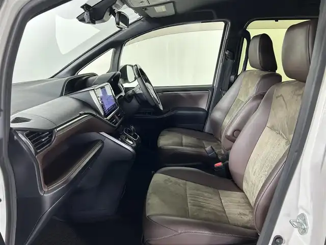 トヨタ エスクァイア ハイブリッド 佐賀県 2017(平29)年 7.8万km ホワイトパールクリスタルシャイン アルパイン製11インチナビ/フルセグテレビ/Bluetoothオーディオ接続/CD　DVD再生/アルパイン製後席モニター12，8インチ/モデリスタフルエアロ/ダブルゾーン/クルーズコントロール/トヨタセーフティーセンス/衝突軽減システム/両側パワースライドドア/ETC/前方ドライブレコーダー/レーンキープアシスト/横滑り防止装置/クリアランスソナー/ABS/オートライト/オートマチックハイビーム
