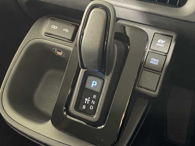 トヨタ シエンタ ハイブリッド Z 福岡県 2023(令5)年 1.6万km ホワイトパールクリスタルシャイン 禁煙車純正ディスプレイオーディオAM FM BTフルセグテレビパノラマビューモニタートヨタセーフティセンス両側パワースライドドアシートヒーター（D/N)革巻きステアリングステアリングスイッチステアリングヒーターLEDヘッドライトオートライトETC2.0スマートキープッシュスタートエンジン