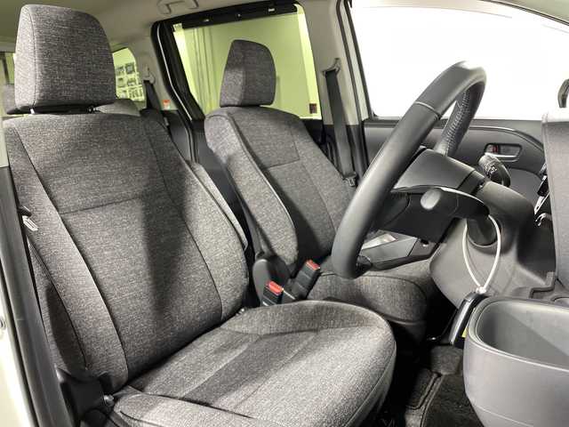 トヨタ シエンタ ハイブリッド Z 福岡県 2023(令5)年 1.6万km ホワイトパールクリスタルシャイン 禁煙車純正ディスプレイオーディオAM FM BTフルセグテレビパノラマビューモニタートヨタセーフティセンス両側パワースライドドアシートヒーター（D/N)革巻きステアリングステアリングスイッチステアリングヒーターLEDヘッドライトオートライトETC2.0スマートキープッシュスタートエンジン