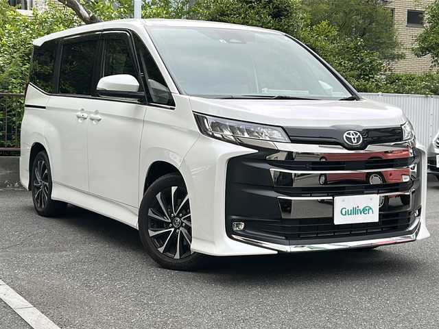 トヨタ ノア S－Z 埼玉県 2022(令4)年 1.4万km ホワイトパールクリスタルシャイン 登録時１３６５２ｋｍ/ワンオーナー/純正ナビ/Bluetooth/Miracast/フルセグ/・AM/・FM/・HDMI/・CD/・DVD/バックカメラ/ドライブレコーダー（前後）/ビルトインETC2.0/トヨタセーフティーセンス/ABS/クリアランスソナー/横滑り防止機能/コーナーセンサー/レーンキープアシスト/レーダークルーズコントロール/衝突軽減システム/オートライト/オートハイビーム/ブレーキホールド/ステアリングリモコン/純正フロアマット/電動格納ウィンカー付きミラー/ドアミラーインジゲーター/ドアバイザー/純正17インチAW/スマートキー×２/保証書/取扱説明書
