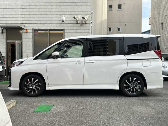 トヨタ ノア S－Z 埼玉県 2022(令4)年 1.4万km ホワイトパールクリスタルシャイン 登録時１３６５２ｋｍ/ワンオーナー/純正ナビ/Bluetooth/Miracast/フルセグ/・AM/・FM/・HDMI/・CD/・DVD/バックカメラ/ドライブレコーダー（前後）/ビルトインETC2.0/トヨタセーフティーセンス/ABS/クリアランスソナー/横滑り防止機能/コーナーセンサー/レーンキープアシスト/レーダークルーズコントロール/衝突軽減システム/オートライト/オートハイビーム/ブレーキホールド/ステアリングリモコン/純正フロアマット/電動格納ウィンカー付きミラー/ドアミラーインジゲーター/ドアバイザー/純正17インチAW/スマートキー×２/保証書/取扱説明書
