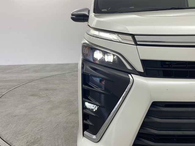 トヨタ ヴォクシー ZS 煌 群馬県 2018(平30)年 12.6万km ホワイトパールクリスタルシャイン 純正１０型ナビ　純正１２．１型後席モニター　バックカメラ　ビルトインＥＴＣ　両側電動スライドドア　クルーズコントロール　衝突被害軽減ブレーキ　ＬＥＤライト　フォグランプ　オートハイビーム　禁煙車