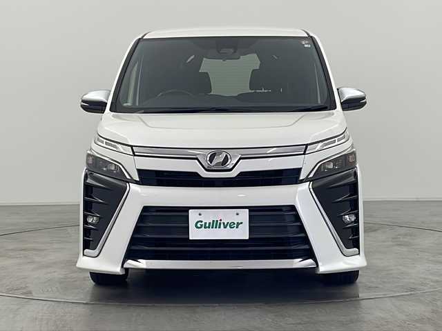 トヨタ ヴォクシー ZS 煌 群馬県 2018(平30)年 12.6万km ホワイトパールクリスタルシャイン 純正１０型ナビ　純正１２．１型後席モニター　バックカメラ　ビルトインＥＴＣ　両側電動スライドドア　クルーズコントロール　衝突被害軽減ブレーキ　ＬＥＤライト　フォグランプ　オートハイビーム　禁煙車