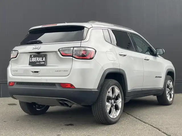 クライスラー・ジープ ジープ コンパス リミテッド 道東・釧路十勝 2020(令2)年 4.3万km シルバー ４WD/純正ナビ/　　BT/USB/フルセグ/バックカメラ/純正ETC2.0/ｂｅａｔｓプレミアムサウンド/アドバンストブレーキアシスト/車線逸脱警報プラス/アダプティブクルーズコントロール/ブラインドスポットモニター/フロント/リアパークアシスト/縦列/並列パークアシスト/jeepアクティブドライブ/　　AUTO/SNOW/SAND/MUD/レザーシート/前席シートヒーター/メモリ付きD席パワーシート/パワーリフトゲート/キセノンヘッドライト/純正18インチAW/純正フロアマット/スペアキー/取扱説明書/保証書